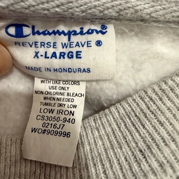 Quinnipiac Grey Crewneck, woman’s XL - Picture 3 of 4